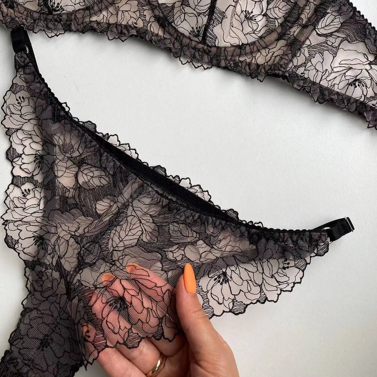 露出度高い 刺繡 透け透け ワイヤー入り 超薄め セクシー 盛れる ブラ・ショーツセット