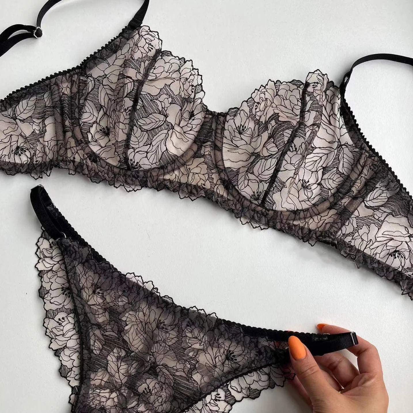露出度高い 刺繡 透け透け ワイヤー入り 超薄め セクシー 盛れる ブラ・ショーツセット