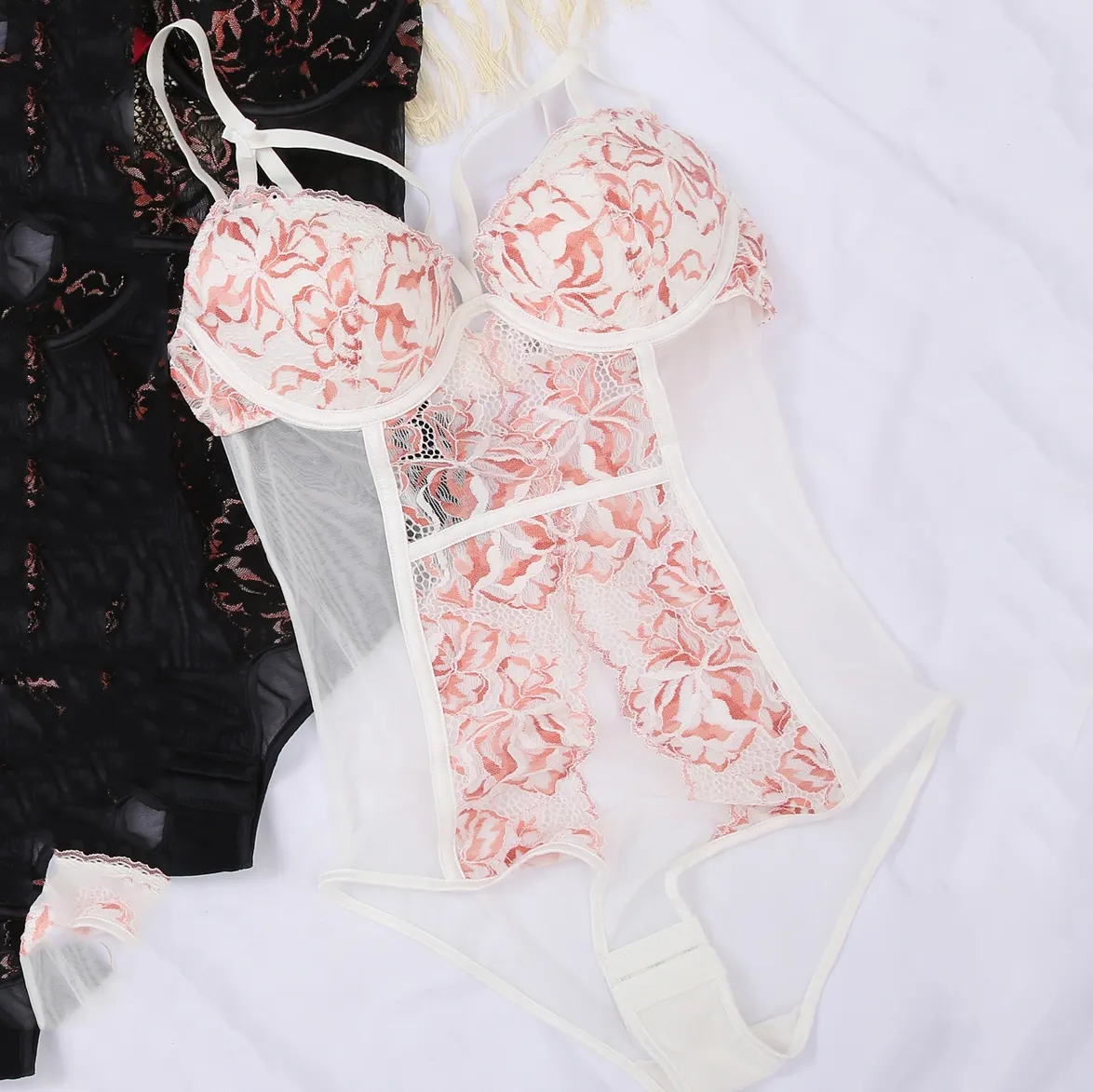 フェミニン ボディスーツ 超薄め 刺繍 セクシー 透かし彫り ワイヤー入り ブラ・ショーツセット
