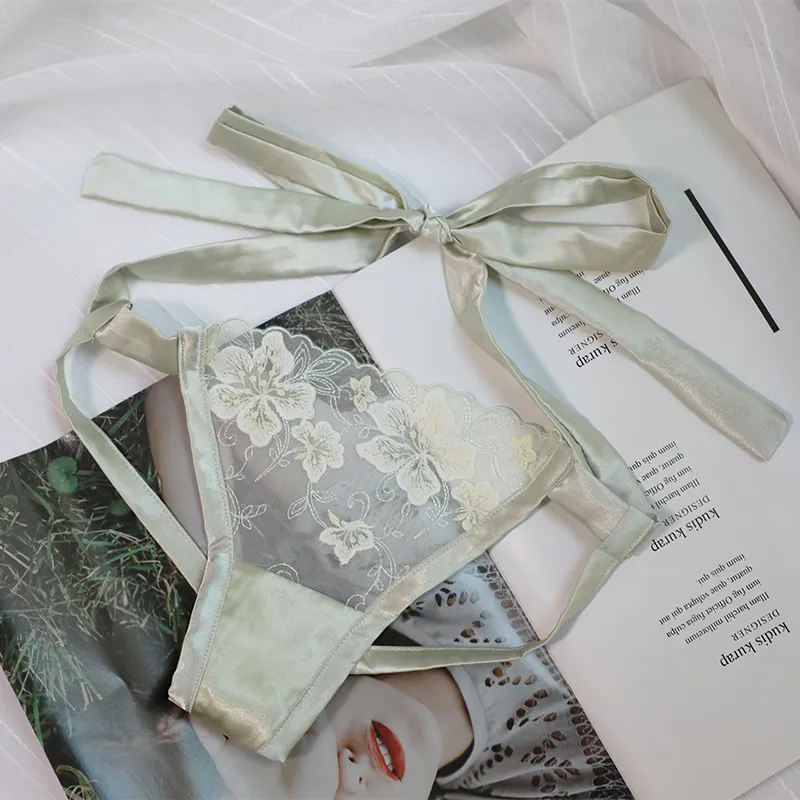 圧倒的セクシー 刺繡 透かし彫り 穴開き 誘惑 リボン付き Ｔバック・タンガ