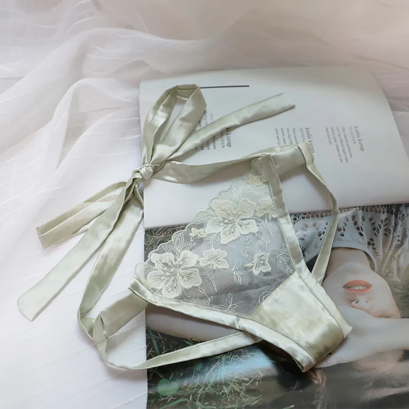 圧倒的セクシー 刺繡 透かし彫り 穴開き 誘惑 リボン付き Ｔバック・タンガ