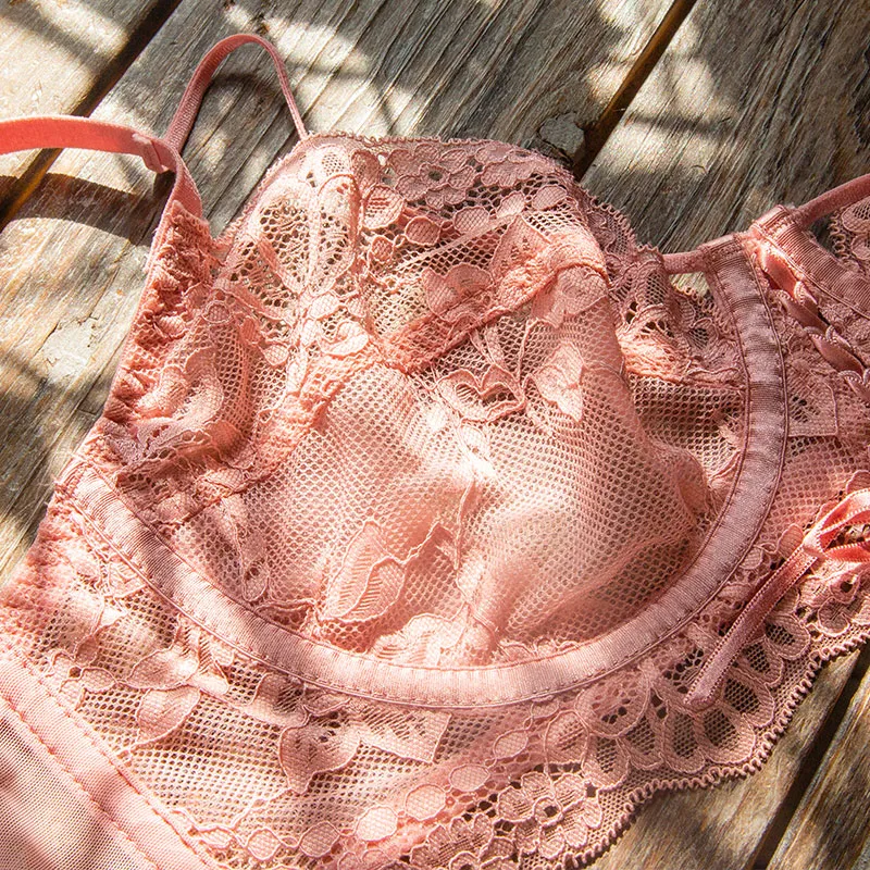 フランス レース ボウタイ 交差 透かし彫り A-Eカップ ワイヤー入り ブラ・ショーツセット