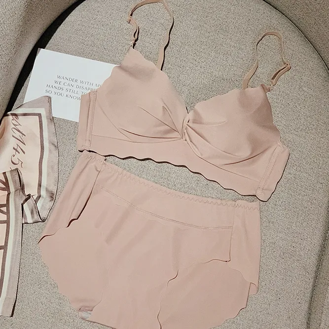 【大人可愛い】A-Cカップ シンプル 通気性良い 快適 シームレス ノンワイヤー ブラ・ショーツセット