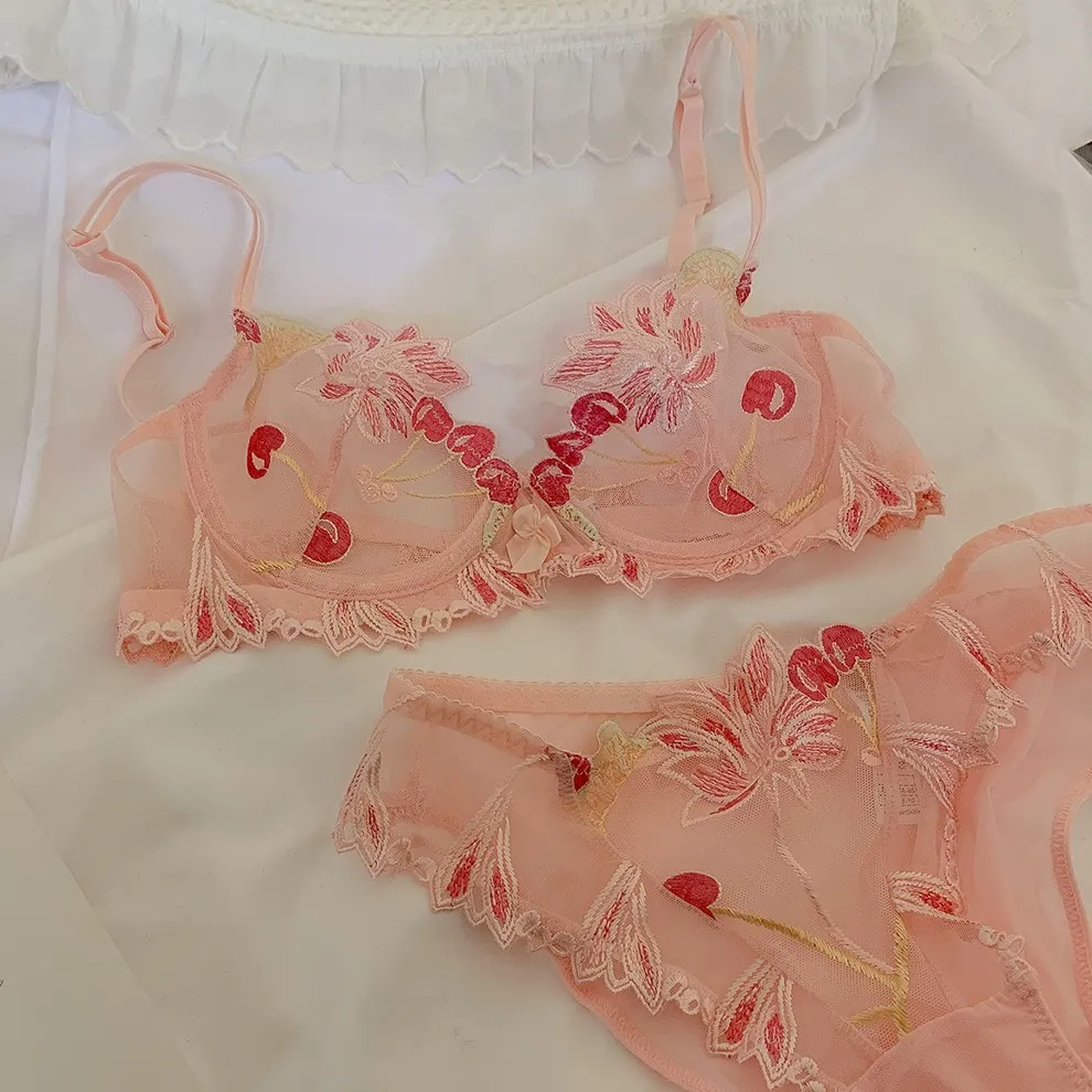 目を奪われる セクシー 刺繍 フランス スウィート 花柄 ワイヤー入り  A-Cカップ  透け感 ブラ・ショーツセット