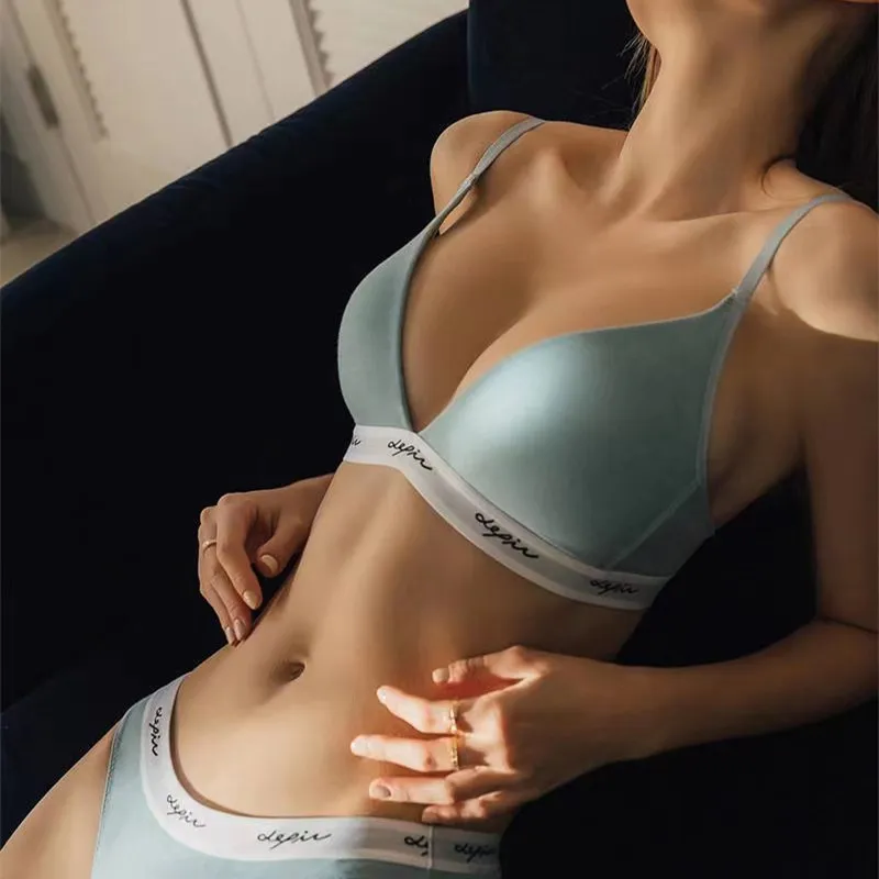 スポーツ風 三角カップ 薄い A-Cカップ シームレス 通気性良い ノンワイヤー フィット ブラ・ショーツセット