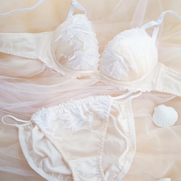 上品な可愛さ まん丸バスト スウィート 切り替え A-Fカップ レース 刺繍 花柄 ワイヤー入り ブラ・ショーツセット