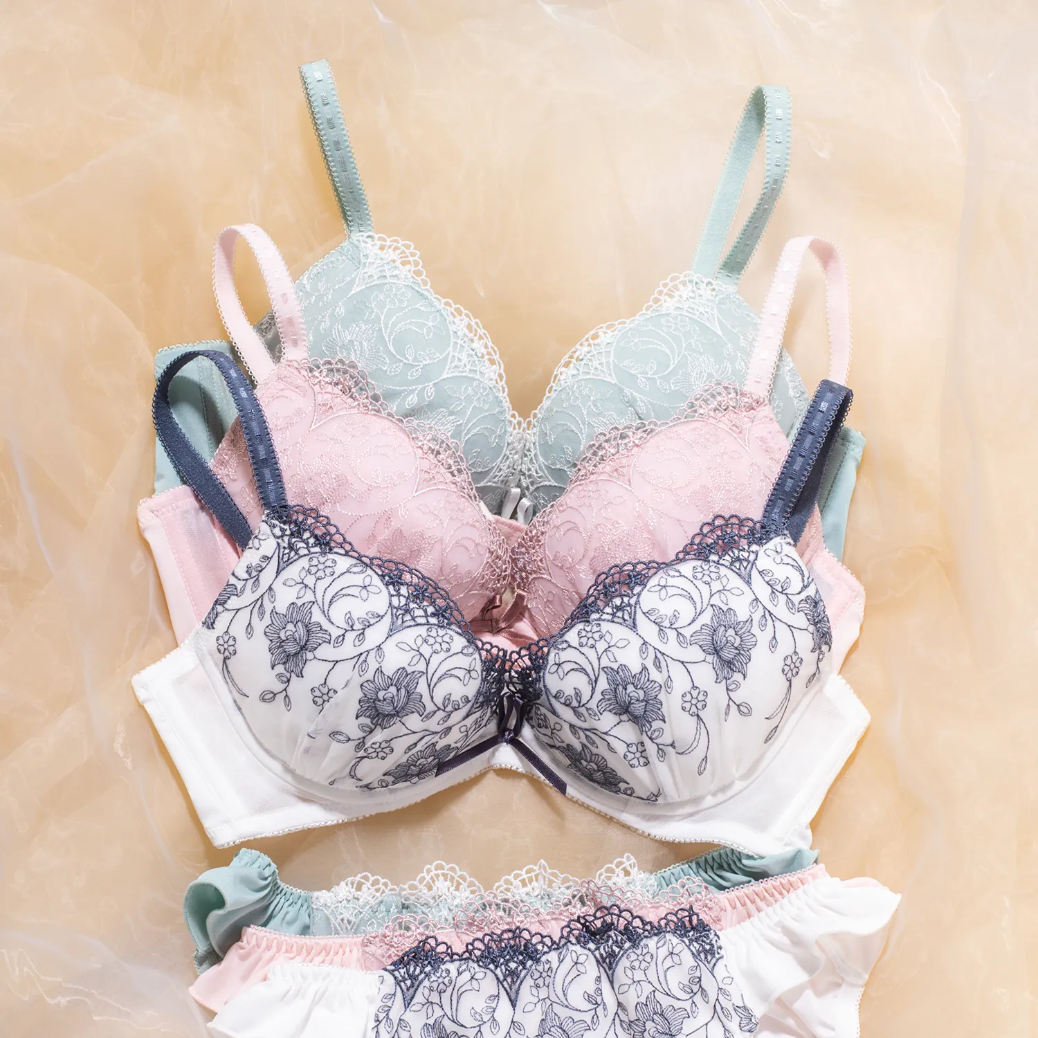 谷間メイク ワイヤー入り B-Fカップ 刺繡 脇スッキリ 離れ乳改善 美乳 ブラ・ショーツセット