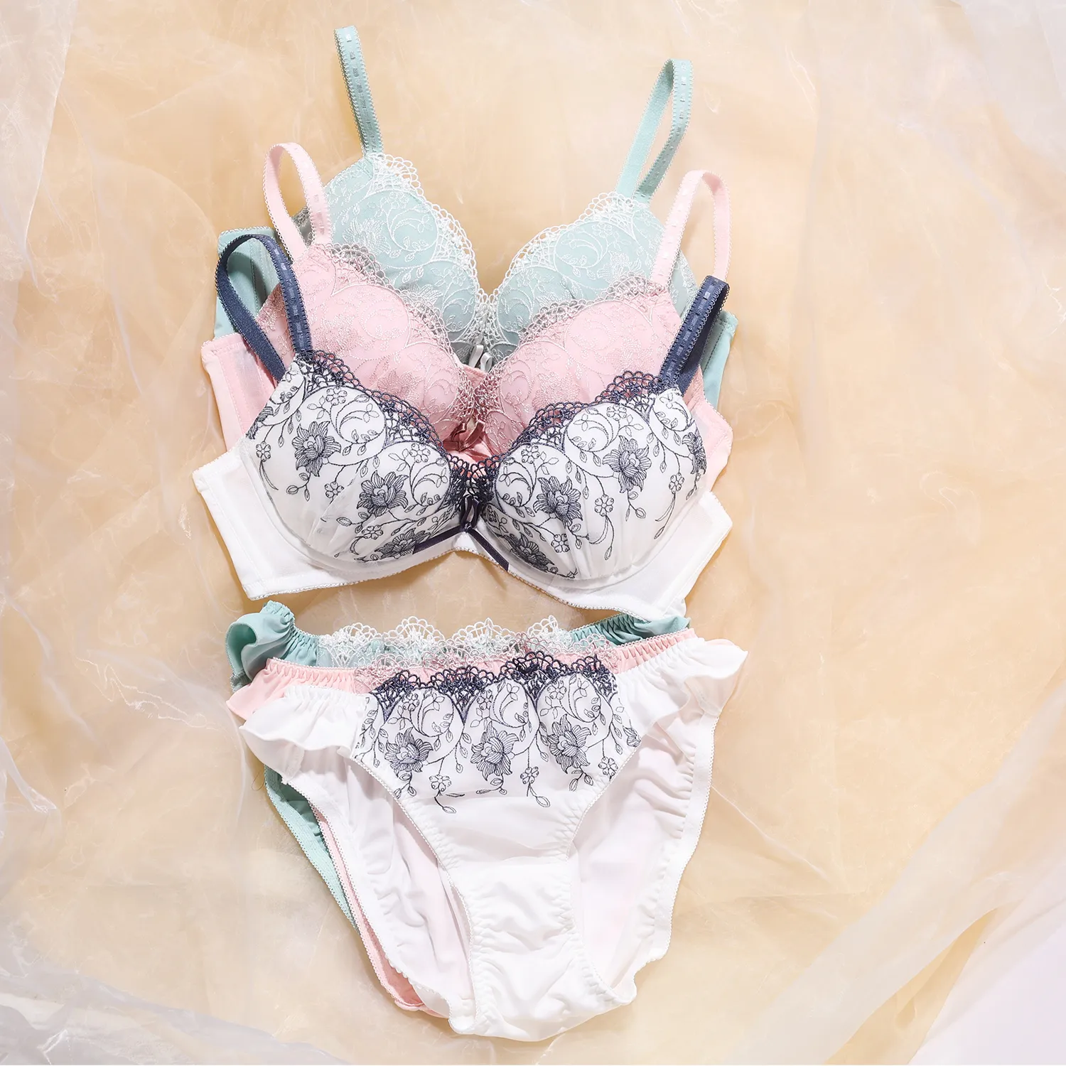 谷間メイク ワイヤー入り B-Fカップ 刺繡 脇スッキリ 離れ乳改善 美乳 ブラ・ショーツセット