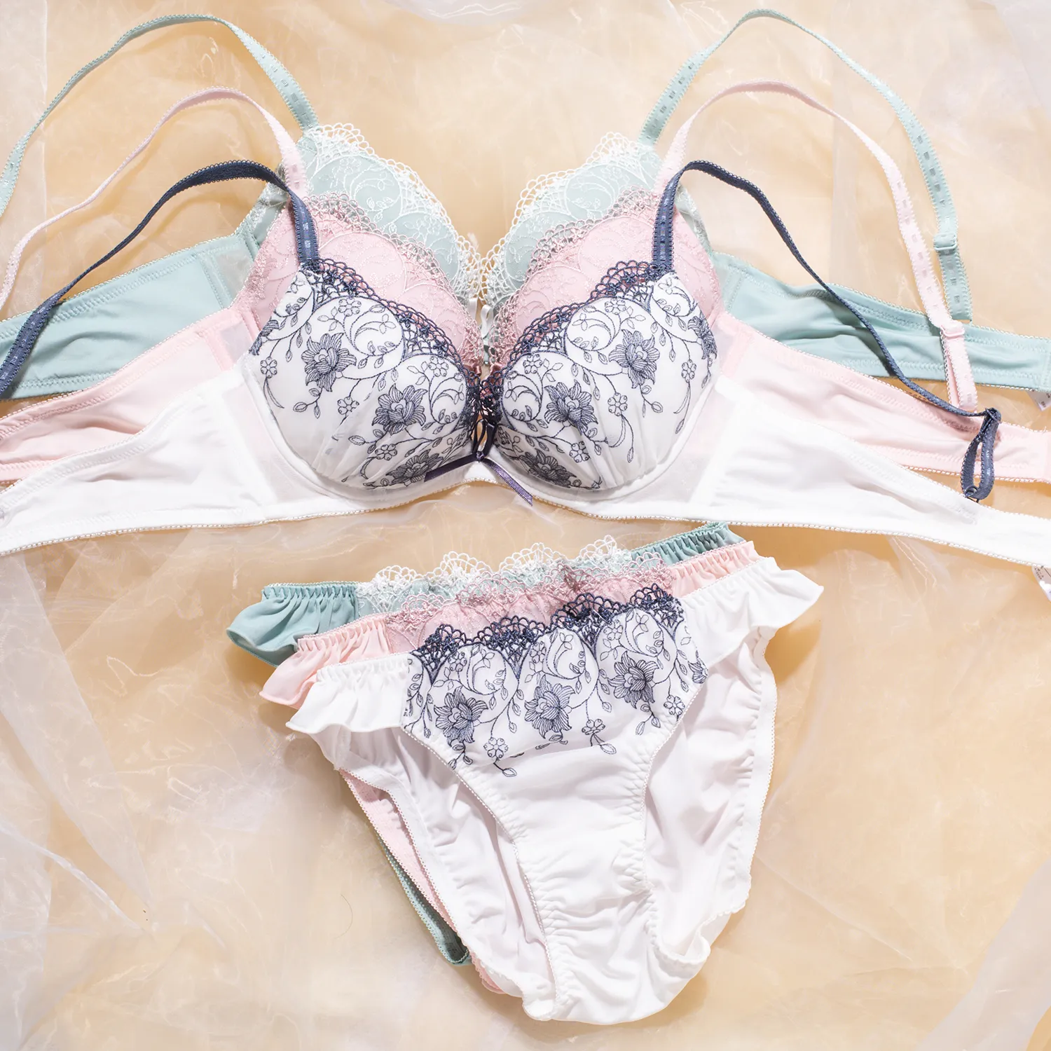 谷間メイク ワイヤー入り B-Fカップ 刺繡 脇スッキリ 離れ乳改善 美乳 ブラ・ショーツセット