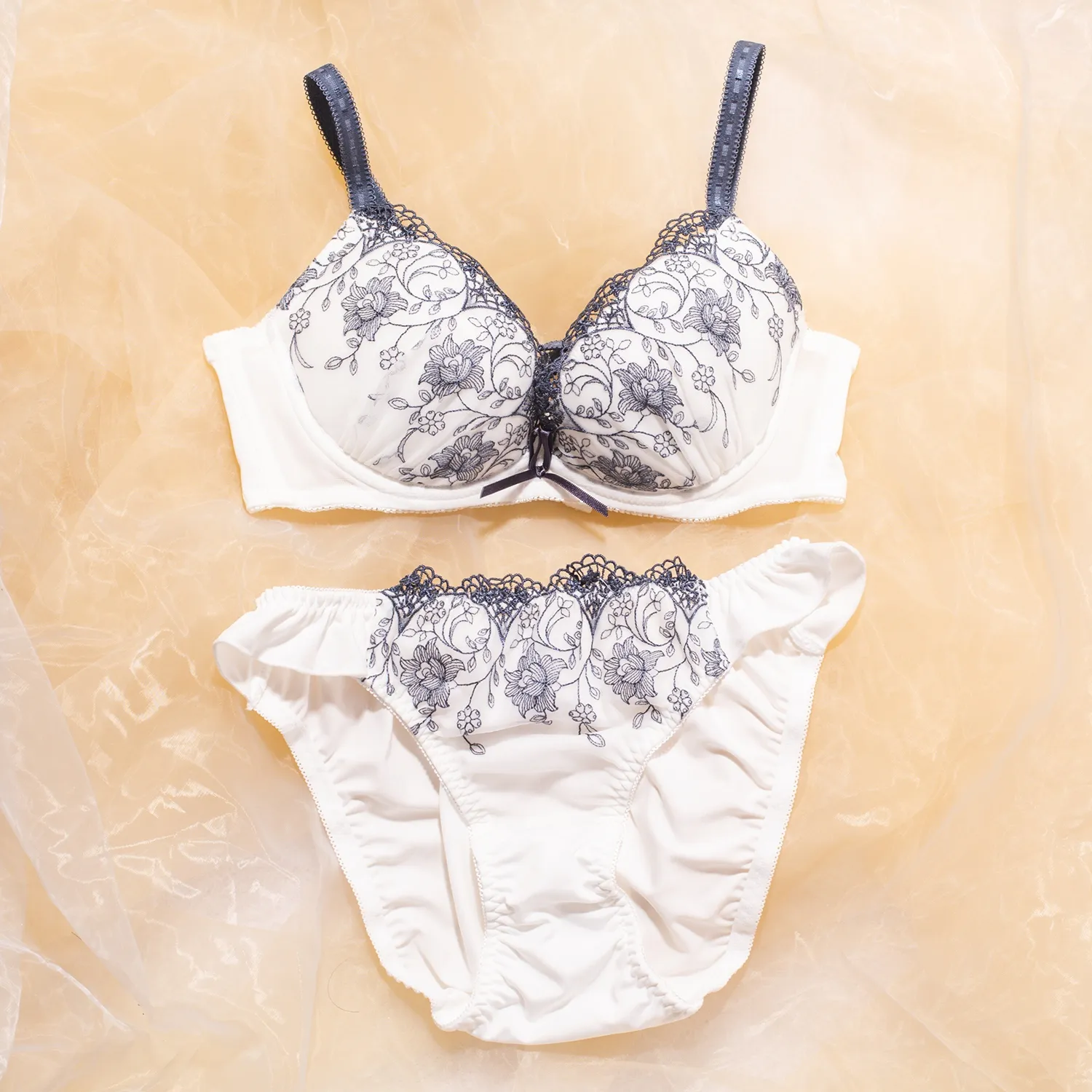 谷間メイク ワイヤー入り B-Fカップ 刺繡 脇スッキリ 離れ乳改善 美乳 ブラ・ショーツセット