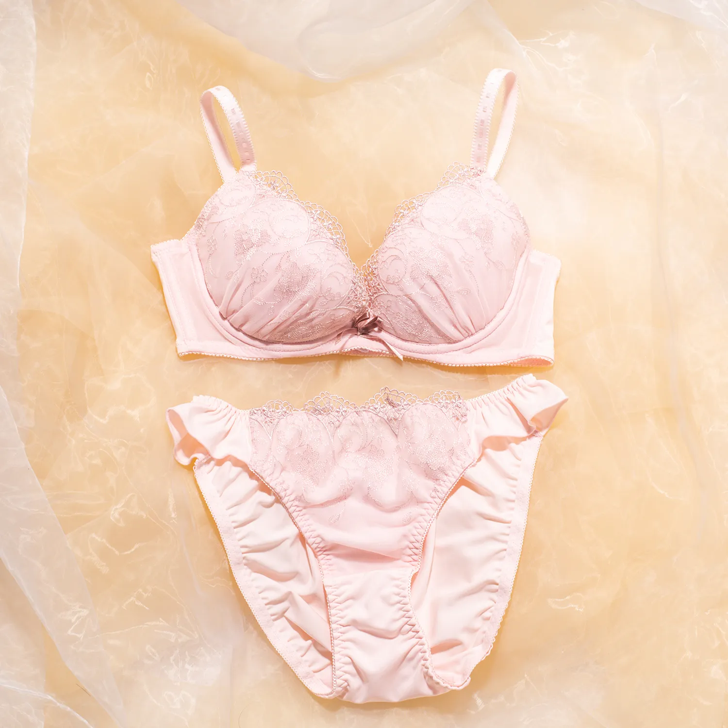 谷間メイク ワイヤー入り B-Fカップ 刺繡 脇スッキリ 離れ乳改善 美乳 ブラ・ショーツセット