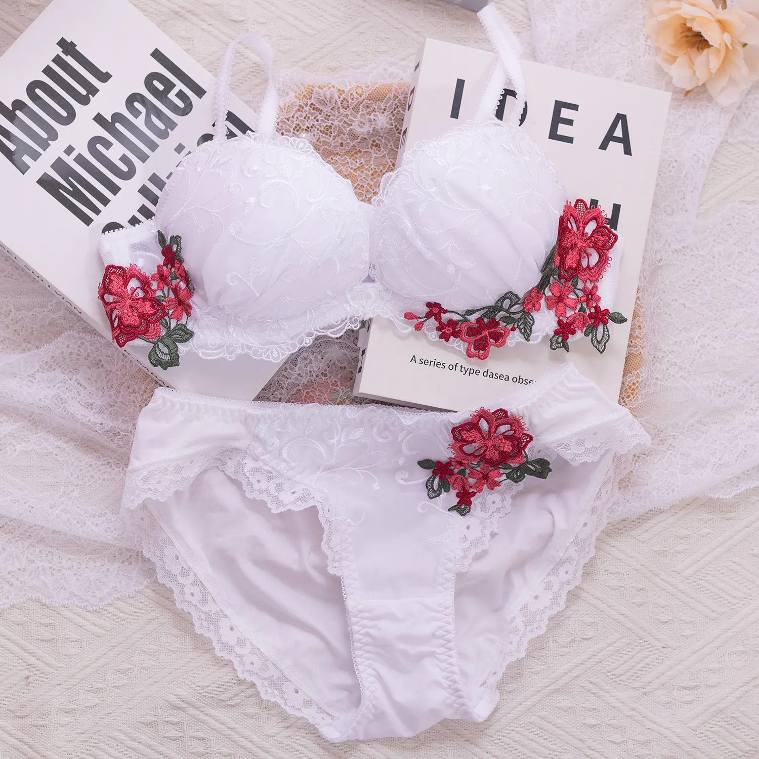 ロマンチック まん丸バスト ワイヤー入り B-Fカップ 刺繡 離れ乳改善 下垂防止 ブラ・ショーツセット