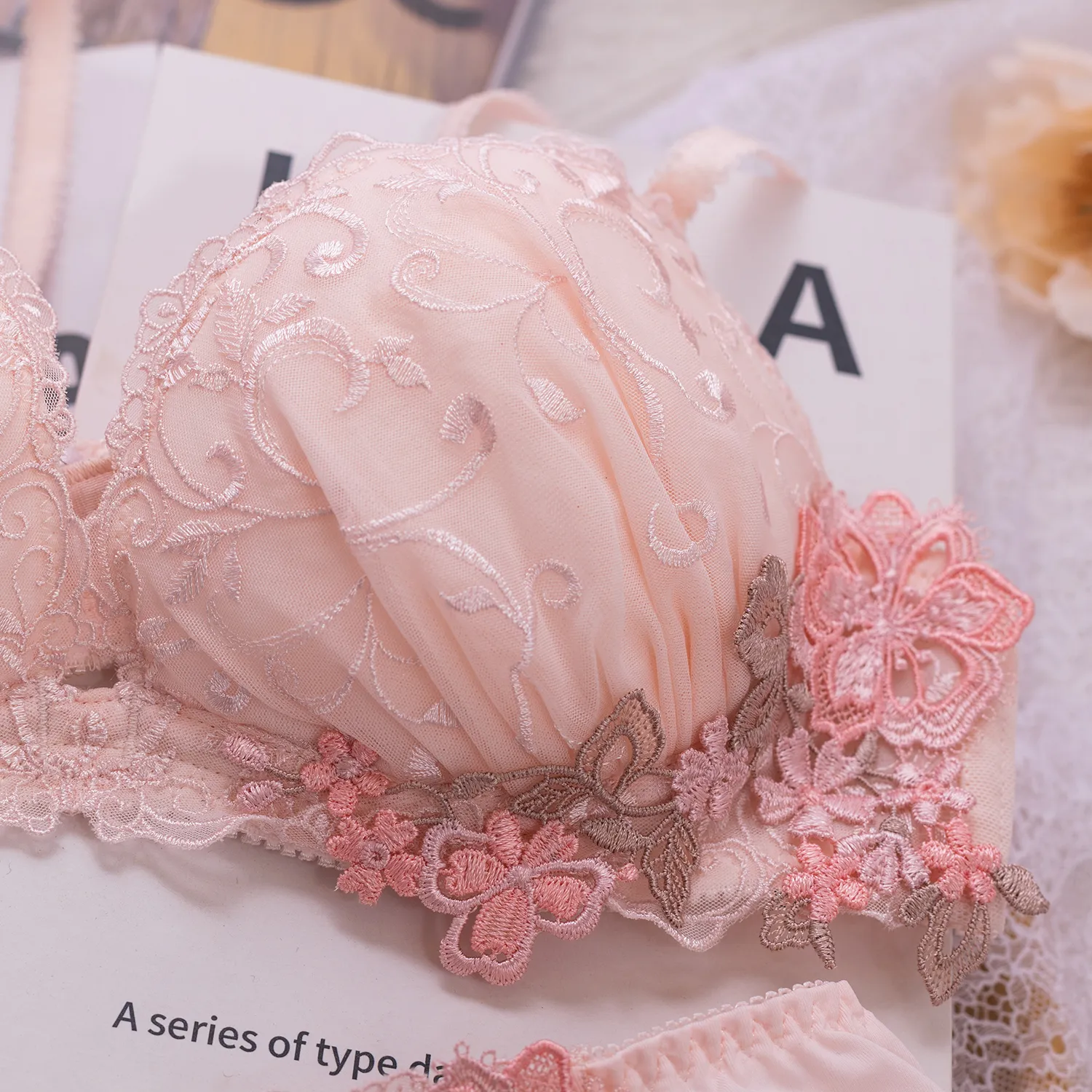 ロマンチック まん丸バスト ワイヤー入り B-Fカップ 刺繡 離れ乳改善 下垂防止 ブラ・ショーツセット