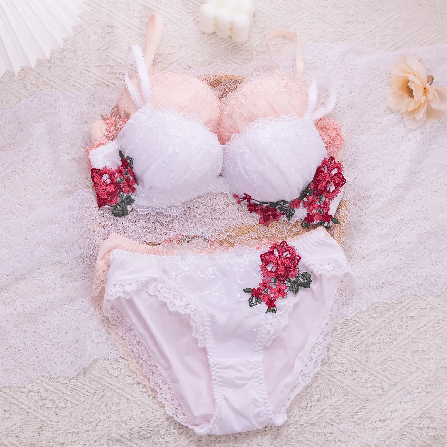 ロマンチック まん丸バスト ワイヤー入り B-Fカップ 刺繡 離れ乳改善 下垂防止 ブラ・ショーツセット