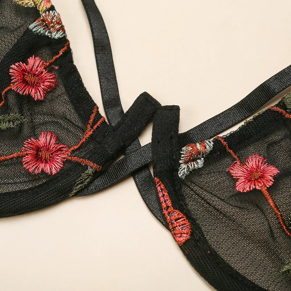 圧倒的セクシー  刺繍 透かし彫り ガーターベルト付き 谷間メイク ワイヤー入り マンネリ解消 ブラ・ショーツセット