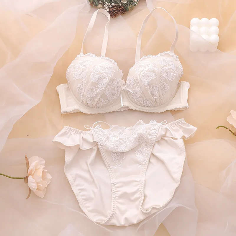 深い谷間 刺繡 ワイヤー入り B-Fカップ まん丸バスト 離れ乳改善 お揃い効果 ブラ・ショーツセット