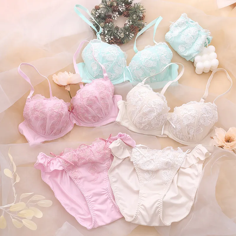 深い谷間 刺繡 ワイヤー入り B-Fカップ まん丸バスト 離れ乳改善 お揃い効果 ブラ・ショーツセット
