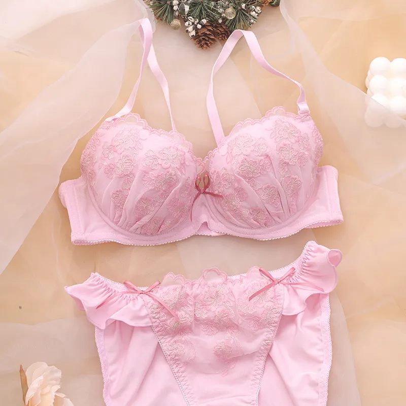 深い谷間 刺繡 ワイヤー入り B-Fカップ まん丸バスト 離れ乳改善 お揃い効果 ブラ・ショーツセット