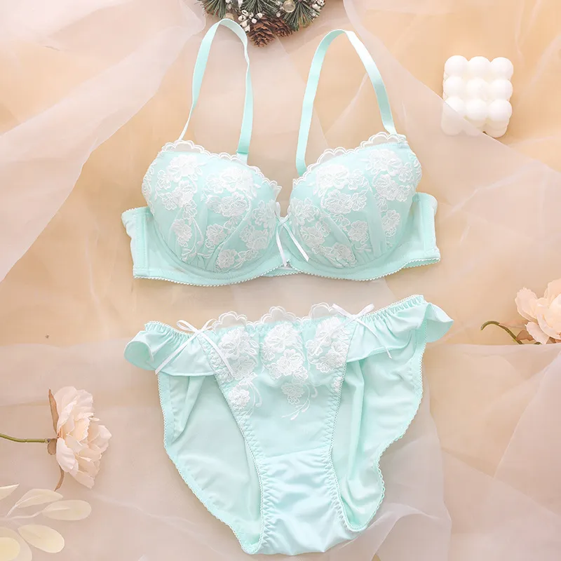 深い谷間 刺繡 ワイヤー入り B-Fカップ まん丸バスト 離れ乳改善 お揃い効果 ブラ・ショーツセット