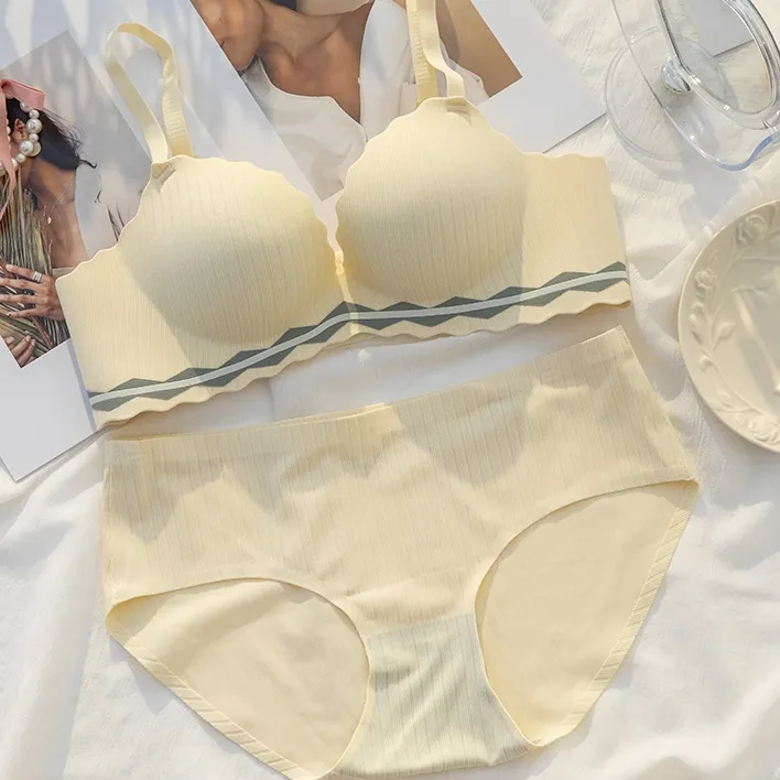 【二つカップ】シンプル シームレス 切り替え ノンワイヤー A-Cカップ 絶対欲しい ブラ・ショーツセット