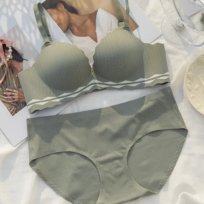 【二つカップ】シンプル シームレス 切り替え ノンワイヤー A-Cカップ 絶対欲しい ブラ・ショーツセット