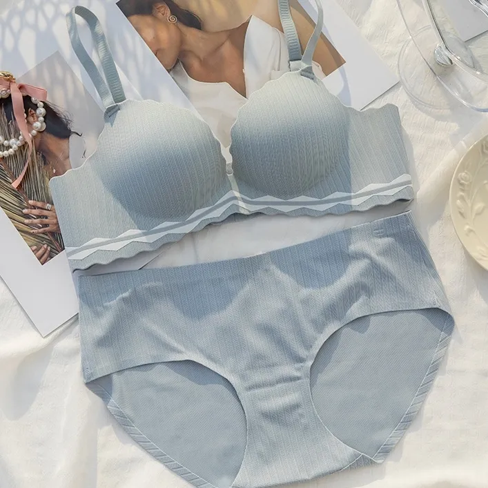【二つカップ】シンプル シームレス 切り替え ノンワイヤー A-Cカップ 絶対欲しい ブラ・ショーツセット