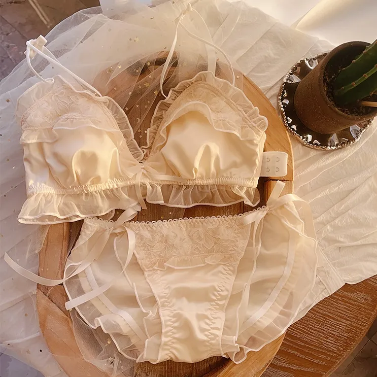 目を奪われる 可愛い フリル A-Cカップ ノンワイヤー 楽ちん 着け心地 ブラ・ショーツセット