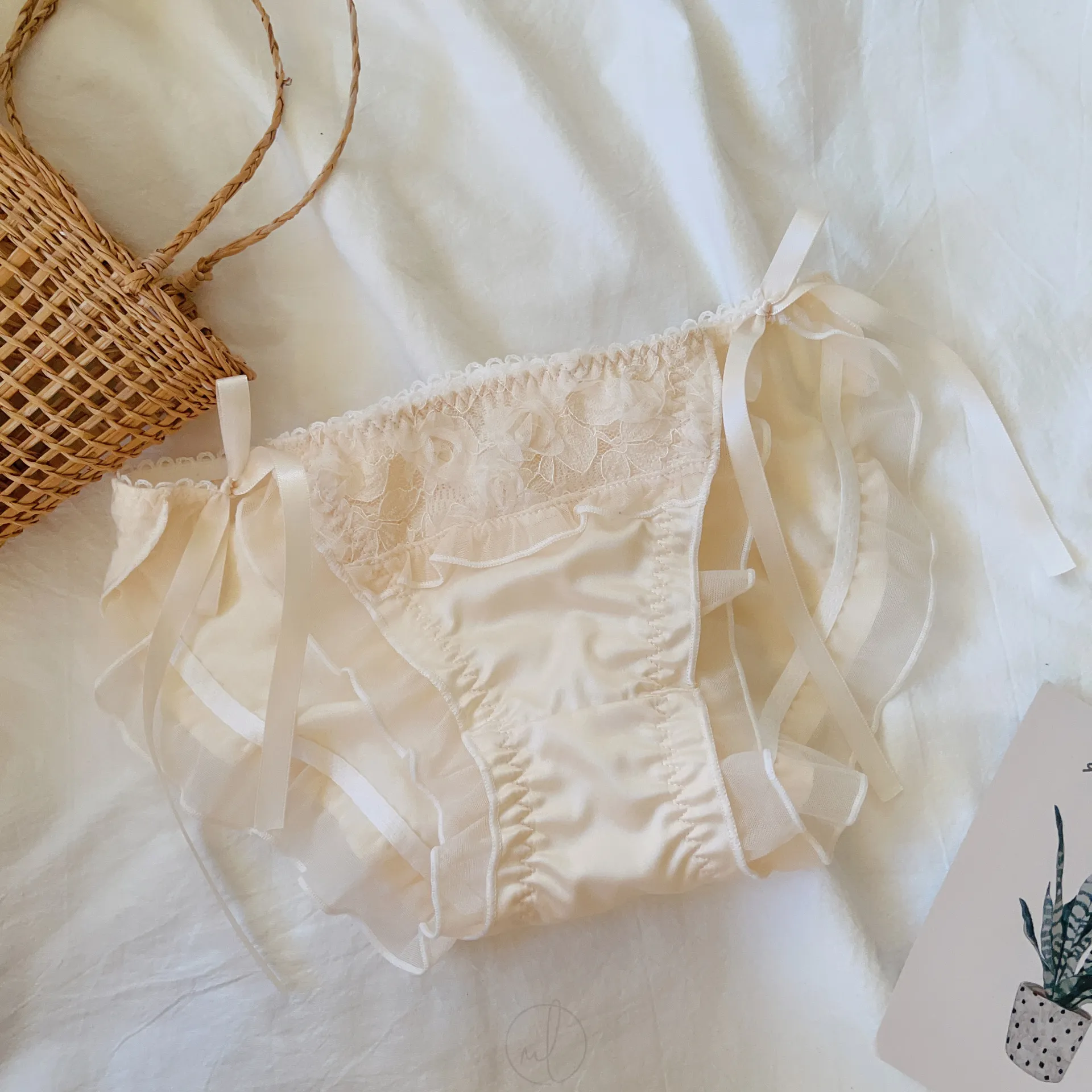 目を奪われる 可愛い フリル A-Cカップ ノンワイヤー 楽ちん 着け心地 ブラ・ショーツセット