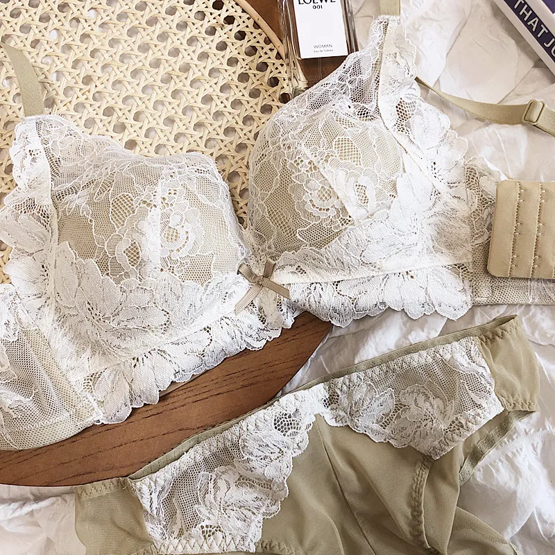 セクシー レース A-Cカップ 刺繍  ノンワイヤー 切り替え ローウエスト ブラ・ショーツセット