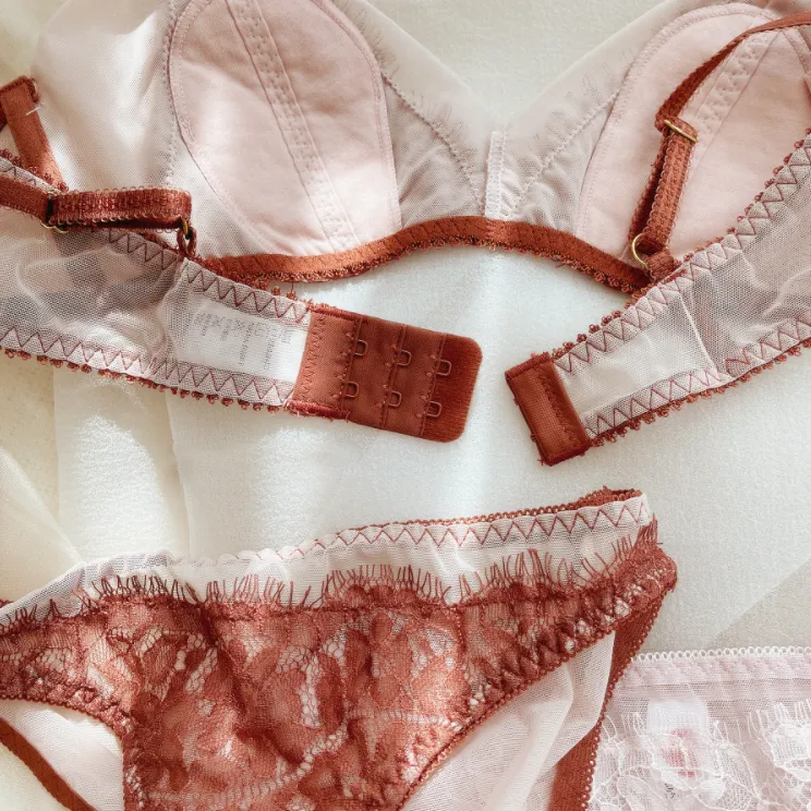 フランス式 三角カップ 超薄め 美胸 ノンワイヤー 通気性良い A-Cカップ 心地よい ブラ・ショーツセット