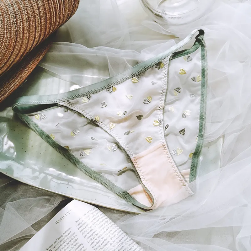 【♡の刺繡】少女いっぱい メッシュ 通気性良い 吸汗速乾 3色展開 つけ心地 スタンダードショーツ