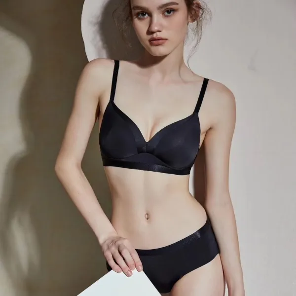 A-Cカップ 超高品質 ノンワイヤー 速乾素材  快適 無地 下垂防止 シームレス ブラ・ショーツセット