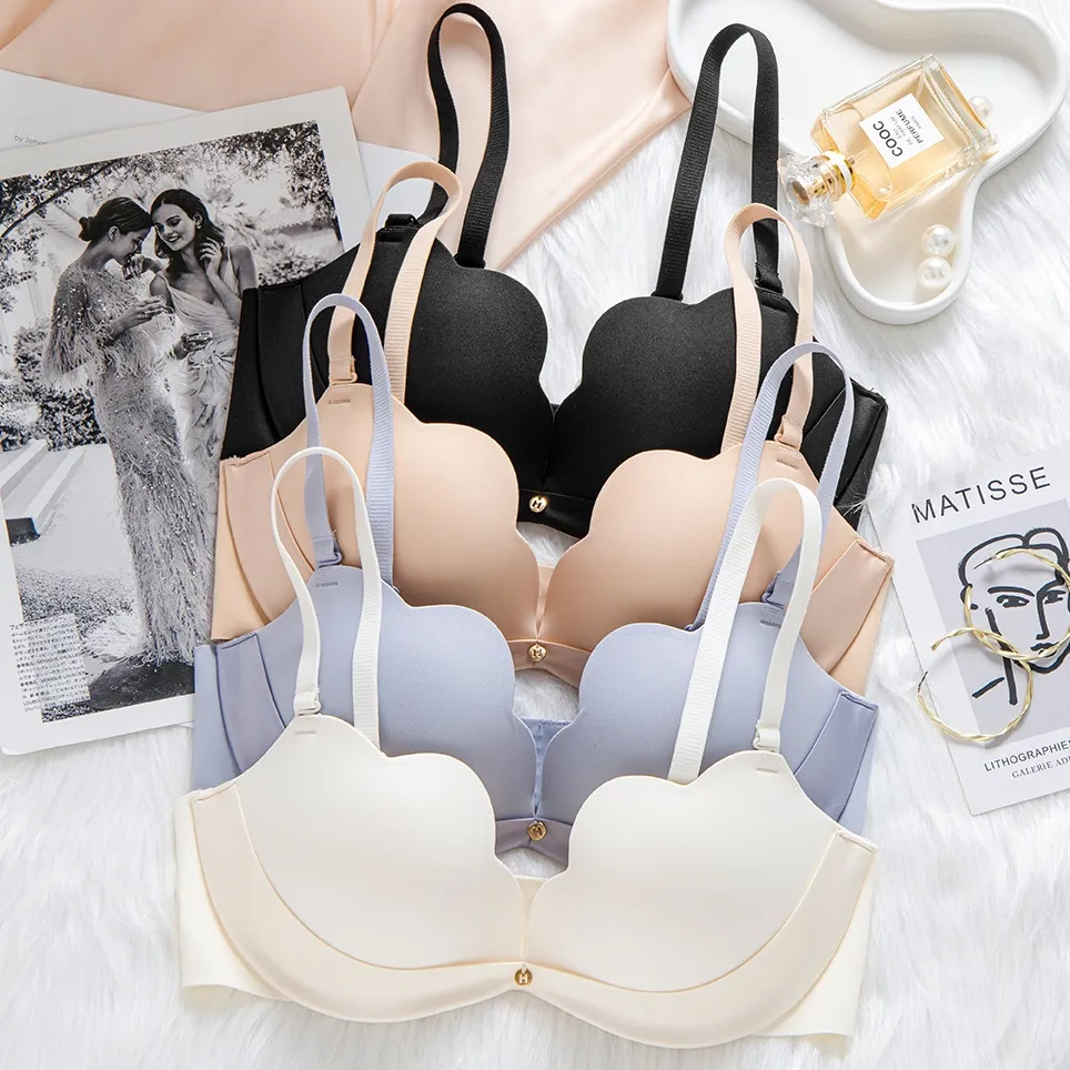 バストアップ 胸大きく見えノンワイヤー A-Bカップ シームレス ナイト用 美乳育成 ブラ・ショーツセット