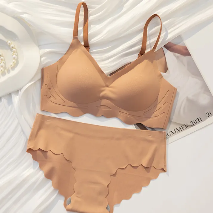 シンプル シームレス A-Cカップ 通気性良い ノンワイヤー 盛れる 美谷間 ブラ・ショーツセット