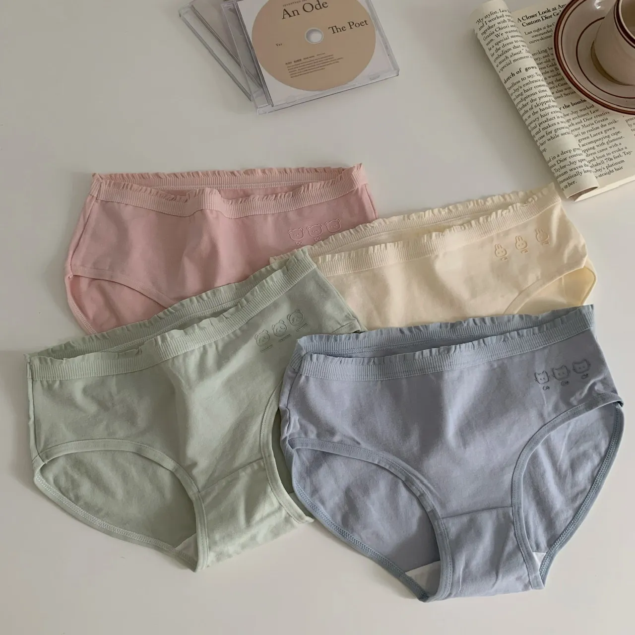 【4点セット】絶対欲しい スウィート 抗菌 痕跡なし 綿 肌触りの良い 無地 吸湿パンツ